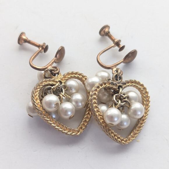 Vintage ChaCha Faux Pearl Cluster Gold Tone Heart Romantic Screwback Earrings - Picture 2 of 3